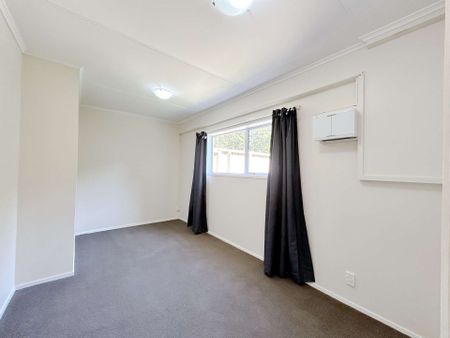 Spacious one bedroom unit plus carpark - Photo 2