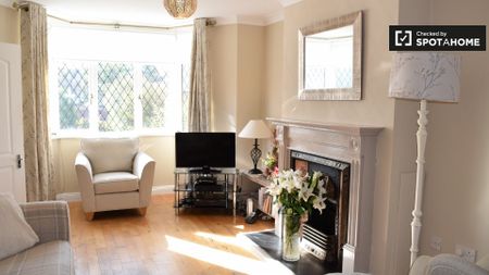 Bright room in 4-bedroom house in Riverston Abbey, Dublin - Photo 4