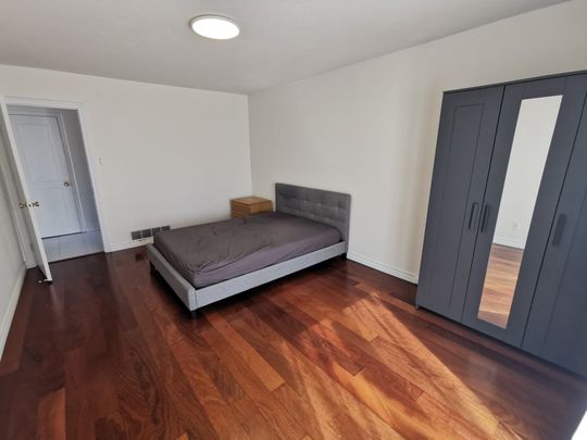 For Lease - 84 Harrington Crescent Unit# Middle, Toronto, Ontario - Photo 1