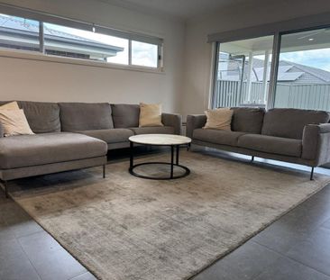 LARGE MODERN 4 BEDROOM HOME - Photo 1