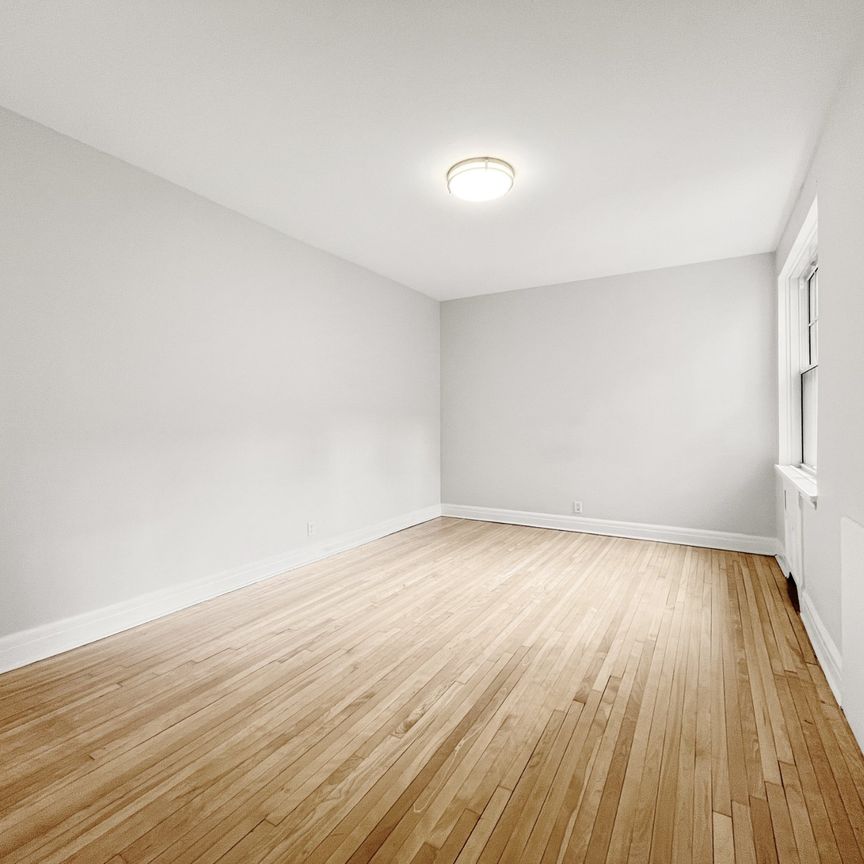 1540 Av. Summerhill #307 - Photo 1