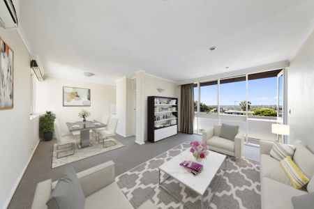 Bright Two Bedroom Apartment. - Photo 4