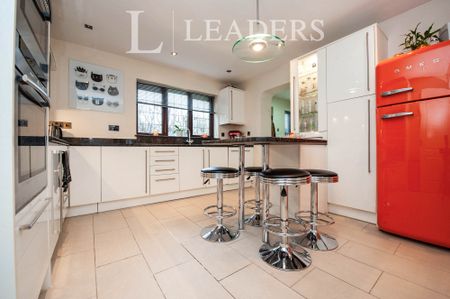 4 bedroom house to rent Sleaford Close, Grange Park, Swindon, Wiltshire, SN5 - Photo 3