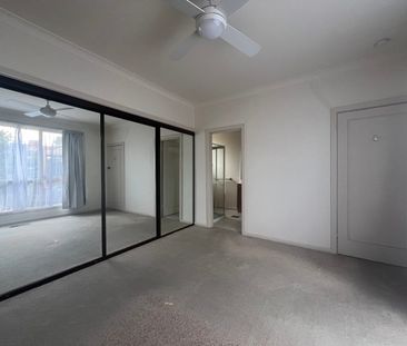 Spacious Single-Level Living in Prime Blackburn Location - Photo 3