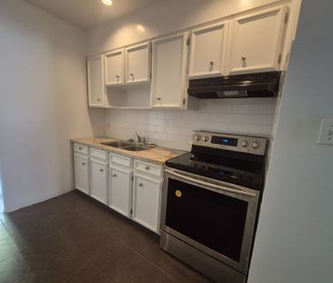 For Lease - 871 Bathurst Street, Toronto, Ontario - Photo 1