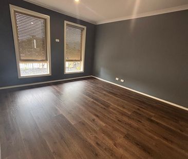 Stylish Home Featuring Open-Plan Living and Secure Parking - Photo 2