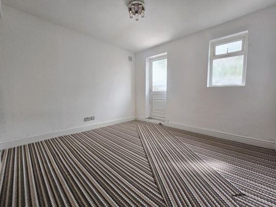 3 bedroom flat to rent - Photo 1