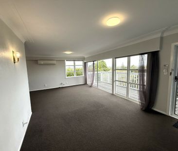 Sky Tower Views & Westgate Convenience � 3-Bedroom Massey Gem - Photo 1