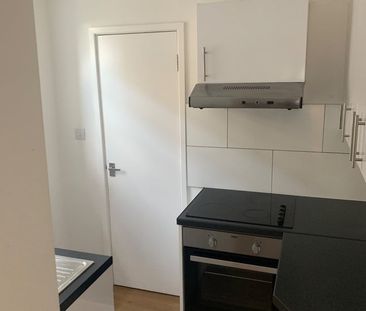 1 Bed Flat, Green Lanes, N13 - Photo 3