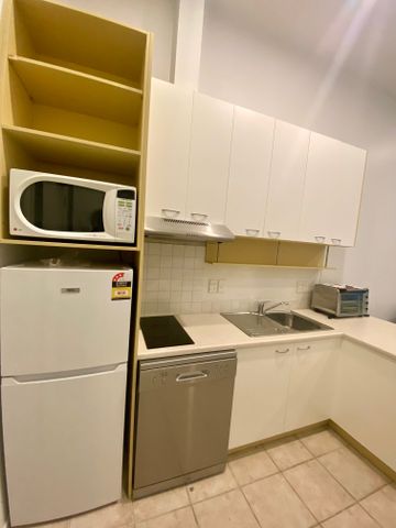 Stylish Furnished Studio in Prime Location - Photo 4