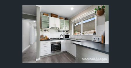 Stunning three bedroom home - Photo 2