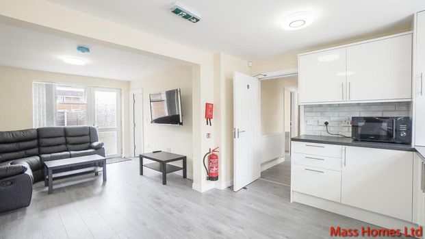 4 bedroom semi-detached house to rent - Photo 1