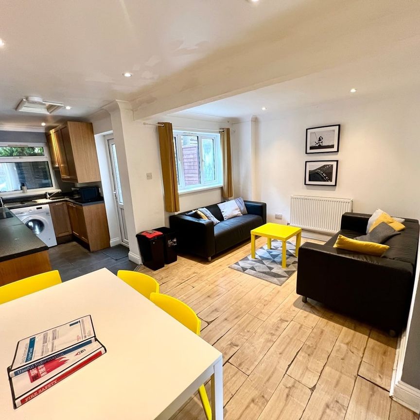 7 Bed End Terrace, Spear Road, SO14 - Photo 1