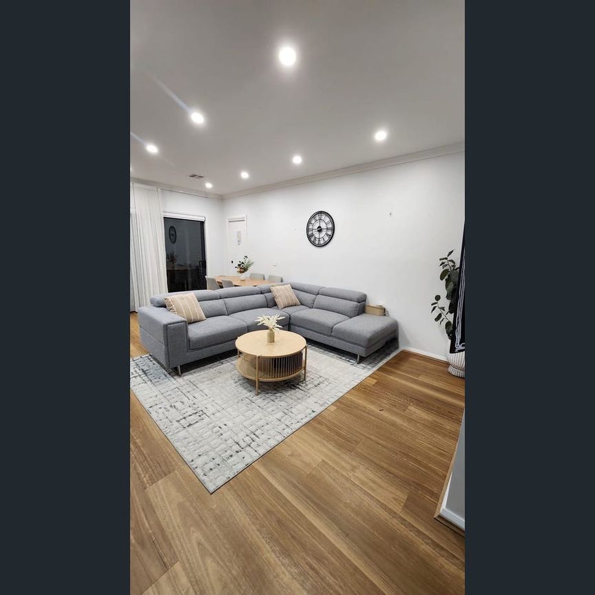 Stylish & Modern Townhouse | Prime Ringwood Location! - Photo 1