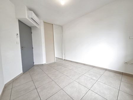 Location Appartement 3 pièces 66m² ST DENIS 97400 - Photo 2