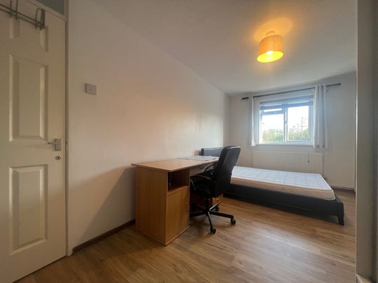 Rogerston Close, Cardiff, St. Mellons - Photo 1