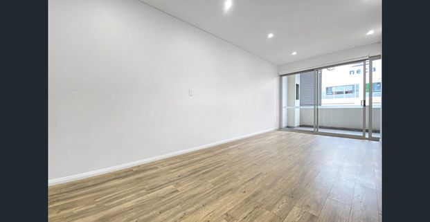 Centrally located apartment in a boutique building - Photo 1