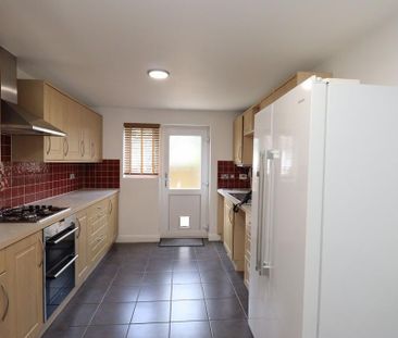 4 bedroom semi-detached house to rent - Photo 3