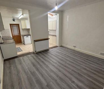 3 bedroom end of terrace house to rent - Photo 3