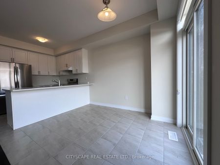 Townhouse For Lease | X8120112 - Photo 3