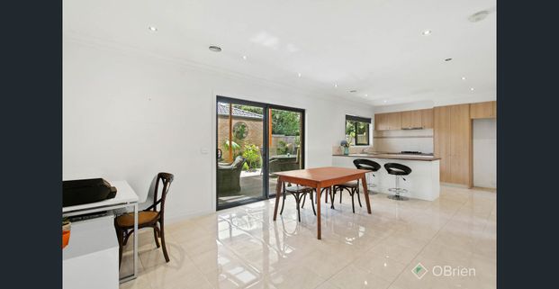 Let me entertain you! - Photo 1