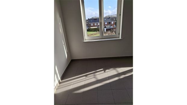 Een opgeschilderd appartement op de tweede verdieping - Photo 1