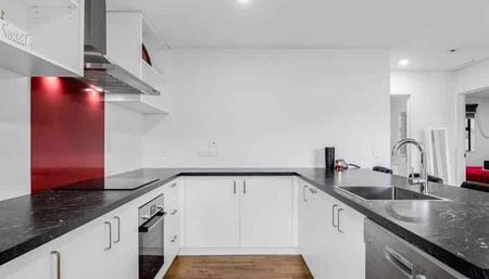 MODERN, SUNNY & EASY-CARE LIVING - Photo 3