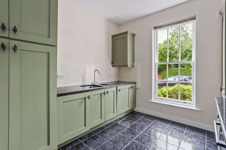 Lovely riverside apartment in a highly sought-after conservation area in the city - AVAILABLE NOW. - Photo 4