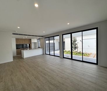 4 BEDROOM + 3 FULL BATHROOM, TERRACE HOME AT ED.SQUARE - Photo 1