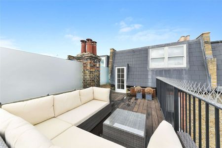 A stunning two bedroom split level apartment - Photo 4