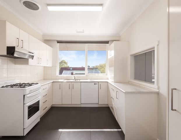 TOP FLOOR, RENOVATED AND OVERSIZED! - Photo 1