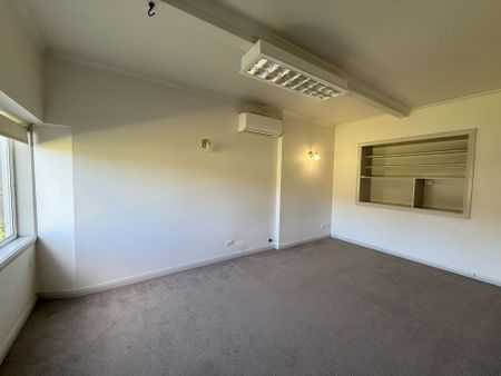 Feel at Home, Living Here! - Photo 2