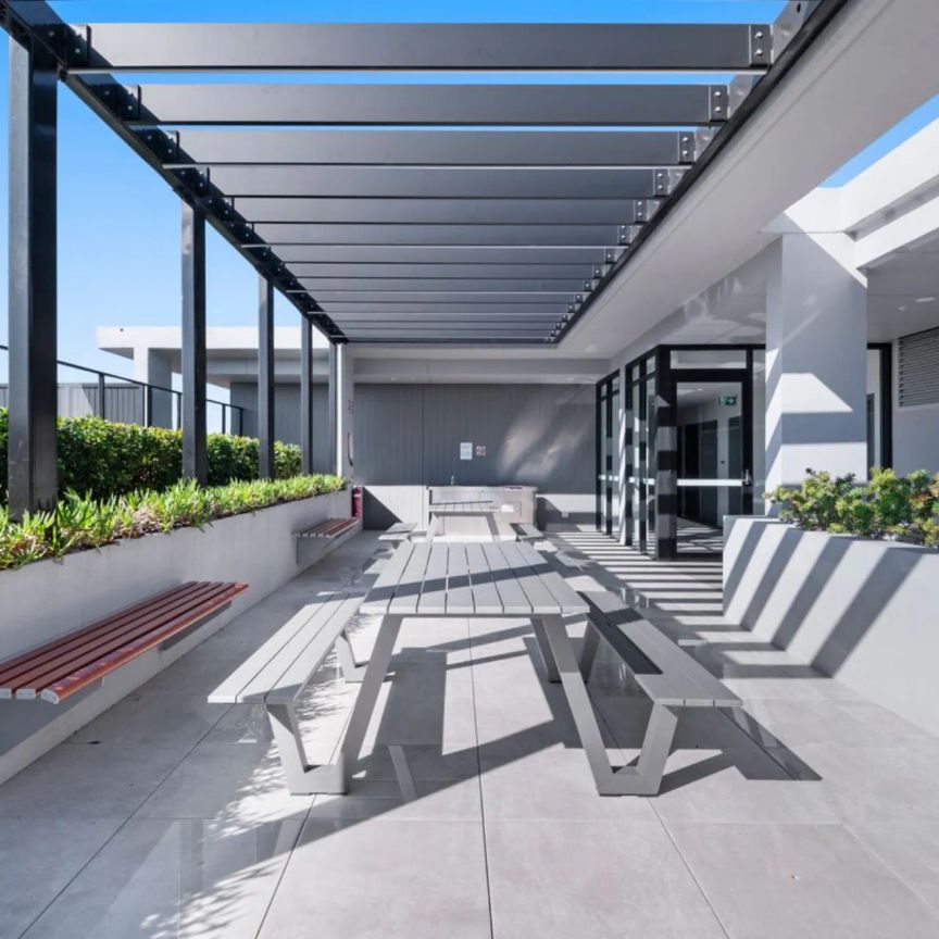Stylish Ultramodern Two Bedroom Apartment with Elevated Views - Photo 1