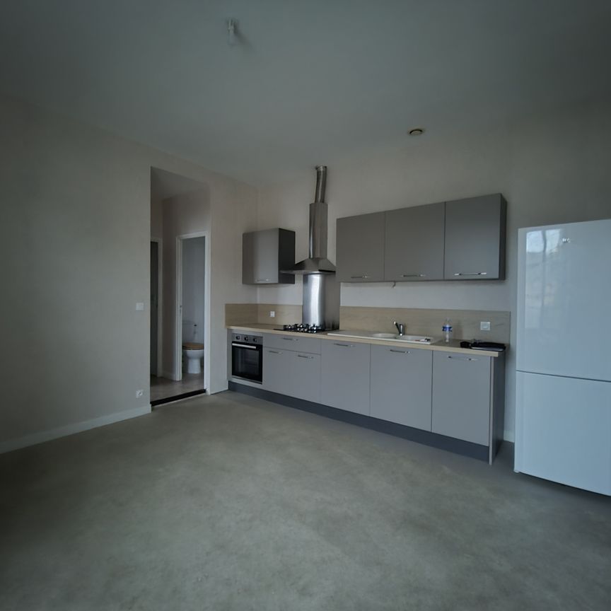 Location Appartement 3 pièces 45m² SABLE SUR SARTHE 72300 - Photo 1