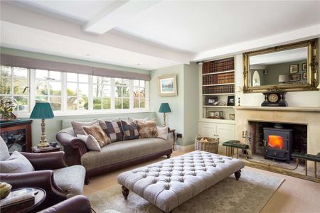 A charming cottage situated in the heart of this very popular Cotswold village. - Photo 5