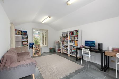 Welcoming Family Home with an Outdoor Studio - Photo 5