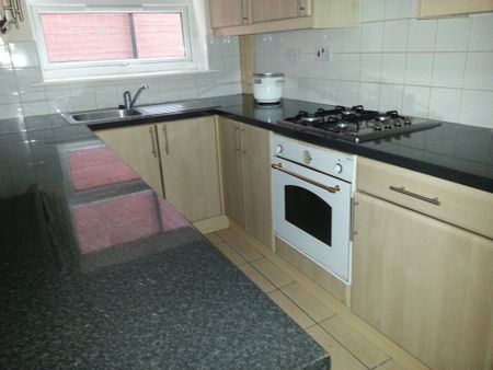 5 Bedroom Terraced To Rent in Nottingham - Photo 4