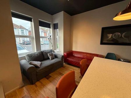 Suffolk Avenue, SO15 - Photo 2