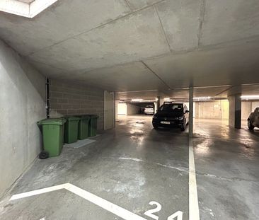 Instapklaar twee-slaapkamerappartement met zicht op stadspark te ce... - Foto 6