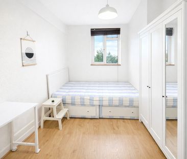 Room in a Shared Flat, Goldhawk Road, W12 - Photo 2