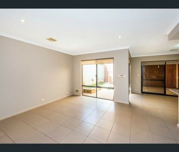 EXCEPTIONAL TOWNHOUSE IN A GREAT LOCATION - Photo 1