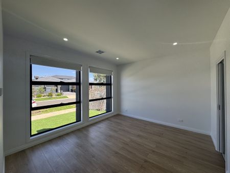 Brand New Luxury Family Home! - Photo 3