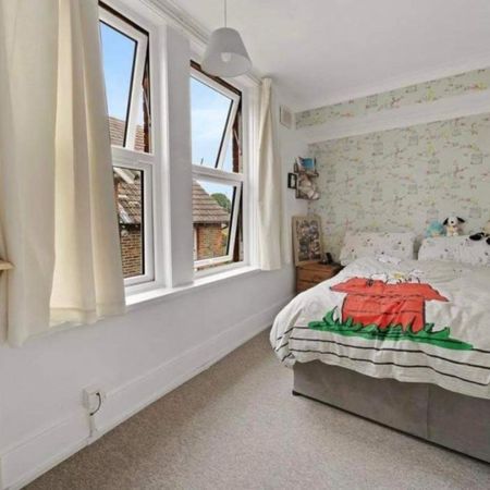 2 Bedroom Flat, Mill Road, Burgess Hill - Photo 2