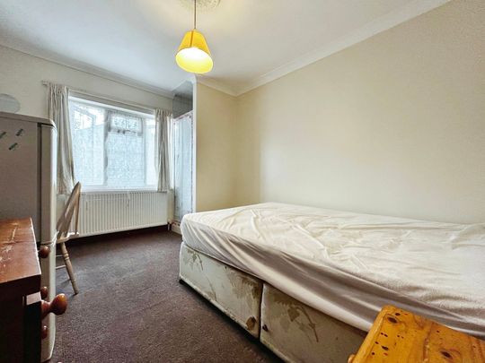 To rent in London Road, Langley, SL3 - Photo 1