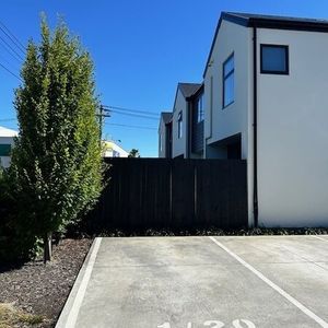 Lovely modern townhouse in great location! - Photo 3