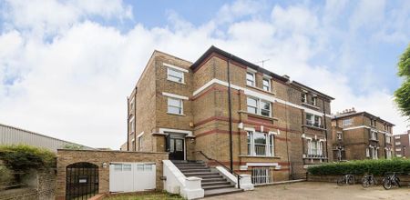 NEW INSTRUCTION!, 3 Bedroom, 1 bath, 1 reception Flat - Photo 3