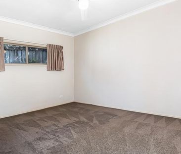 Spacious Family Living with Pool in Prime Varsity Lakes Location - Photo 4