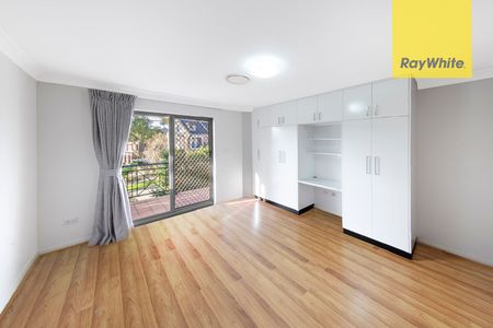 Modern 3 bedroom townhouse. Large, private, sunny courtyard. - Photo 4