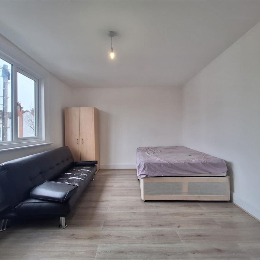 Sketty Road, Enfield EN1, London - Photo 1