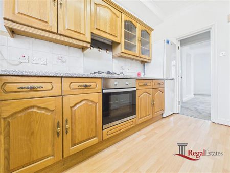 3 bedroom flat to rent - Photo 4